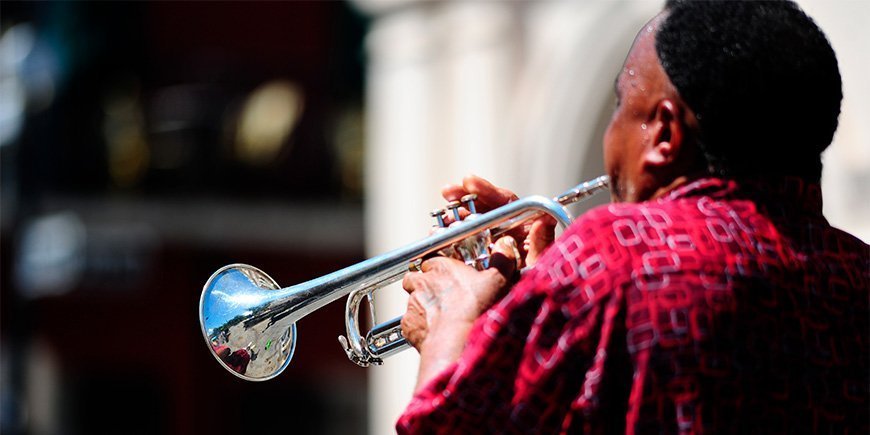 Man spelar trumpet i New Orleans