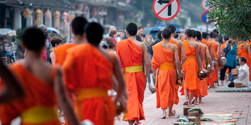 Munkar ger allmosor i Luang Prabang, Laos