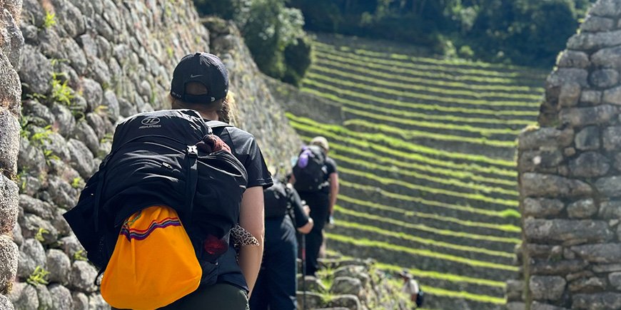 Kvinnor närmar sig Machu Picchu på Inkaleden i Peru