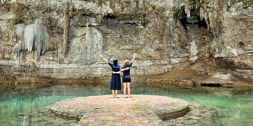 2 kvinnor står i Suytun cenote i Yucatán, Mexiko