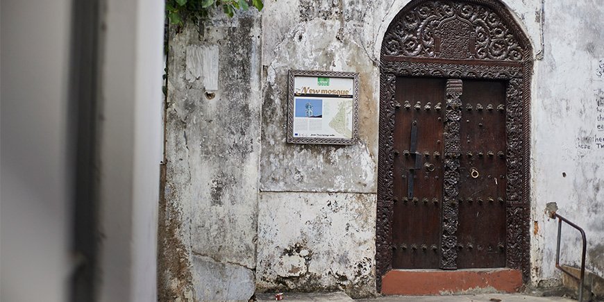 Dörr med stora detaljer i Stone Town