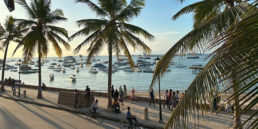 Utsikt över vattnet vid solnedgången i Stone Town