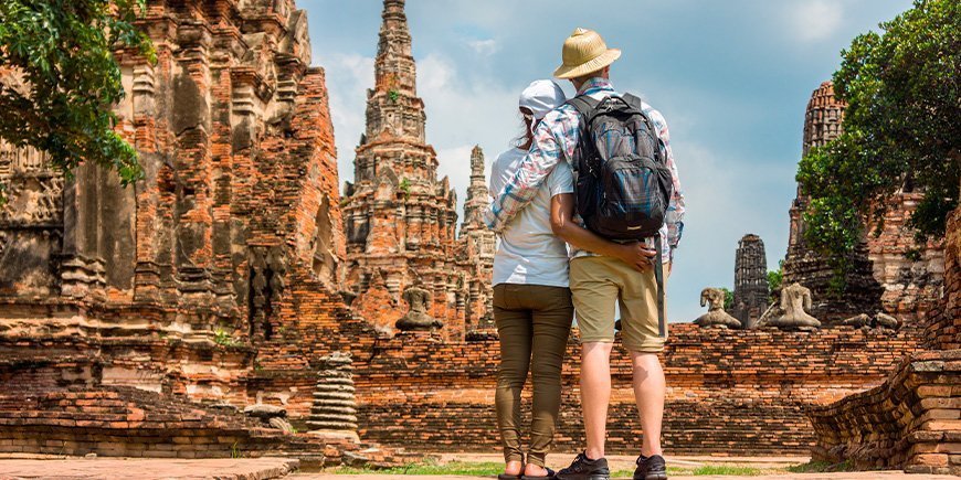 Par utforskar ruinerna i Ayutthaya i Thailand