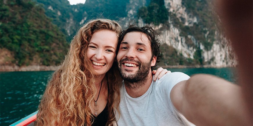 Man och kvinna tar selfie på båt i Khao Sok nationalpark