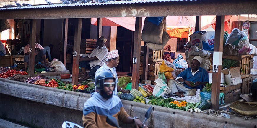 Män som säljer varor på marknaden i Stone Town