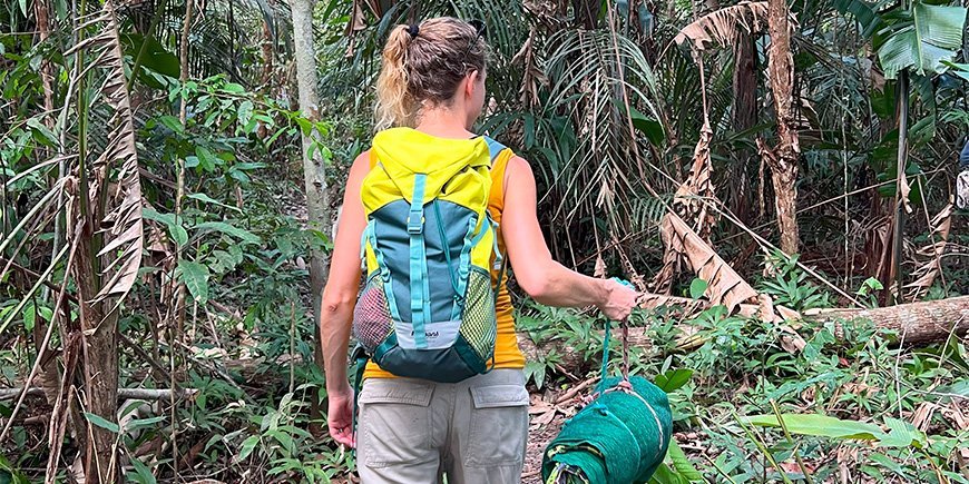 Jude vandrar med sin sovsäck i Amazonas djungel