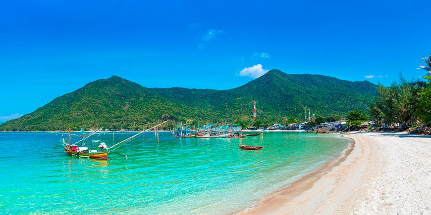 Vacker strand och blå himmel på Koh Phangan i Thailand