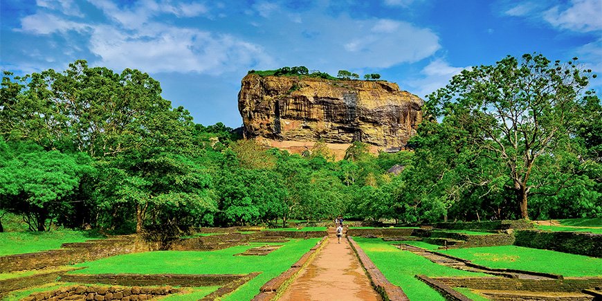 Blå himmel vid Sigiriya i Sri Lanka