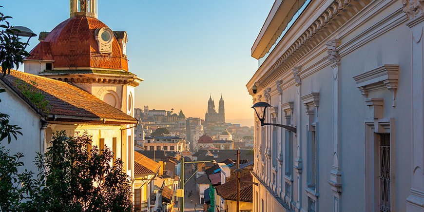 Solig morgon i Quito Ecuador med utsikt över byggnaderna