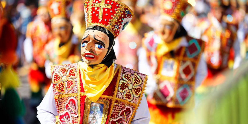 Person i kostym på Inti Raymi-festivalen i Cusco, Peru